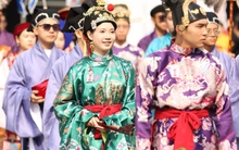 Biển người mặc trang phục truyền thống dự concert 'Anh trai vượt ngàn chông gai'