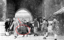 Ảnh hiếm ghi lại cảnh hoàng đế Phổ Nghi bị đuổi khỏi Tử Cấm Thành: Long sàng hỗn độn, xách đi 80 hòm đồ