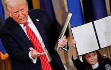 Chiếc bàn "tí hon" trong lễ ký sắc lệnh "đóng cửa" Bộ Giáo dục Mỹ