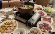 Bức ảnh ăn lẩu của "nàng dâu bạc tỷ" phá vỡ định kiến giới siêu giàu: Đây mới là cách nuôi dạy con đúng chuẩn!