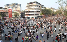 Dòng người liên tục đổ về chụp ảnh với Hàm Cá Mập vào cuối tuần