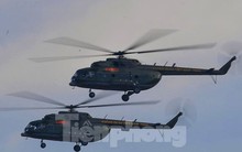 Phi đội trực thăng mang cờ Tổ quốc bay qua dinh Độc Lập