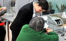 Ngăn cụ bà chuyển tiền 1,3 tỷ đồng rồi báo cảnh sát, nhân viên ngân hàng được khen thưởng