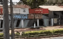 CLIP: Kinh hãi khoảnh khắc 13 giây ô tô tông và lộn nhiều vòng khiến 2 người văng ra ngoài