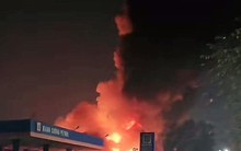 Kho xưởng ở Hà Nội bốc cháy ngùn ngụt, khói đen cuồn cuộn bốc cao hàng chục mét