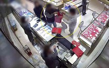 Giá vàng chạm đỉnh, quản lý cửa hàng “móc nối” khách hàng lạ để tăng doanh số: Bị cảnh sát bắt ngay lập tức