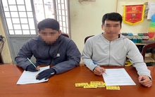 Rải tờ rơi quảng cáo dịch vụ “hỗ trợ tài chính” nhận công 400 nghìn: Hai thanh niên bị xử phạt 3 triệu đồng, phải nhặt lại hết tờ rơi đã rải