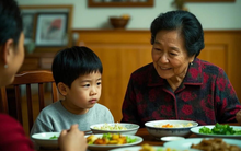 Bé trai mầm non vốn thích món bà nấu bỗng nhất quyết không chịu ăn, bà kiểm tra camera lớp học thì nhận ra điều bất thường