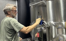 1 năm sau thảm bại trước Indonesia, HLV Troussier giờ ra sao?