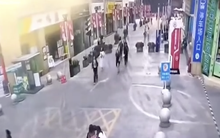 Bể bơi vô cực tràn nước như thác đổ, quét trôi hàng chục người ở Trung Quốc