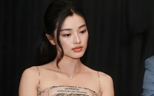 Đoàn phim dùng xe cứu thương chở NSƯT Đại Nghĩa, Bạch Công Khanh đến họp báo đang phải trả giá