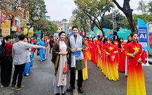 MC Mạnh Khang - Lương Giang dẫn chương trình trước hơn 1000 người phụ nữ mặc áo dài