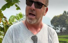 Lần đầu nếm loại quả bán đầy đường của người Việt, khách Tây có hành động lạ khiến ai cũng phì cười