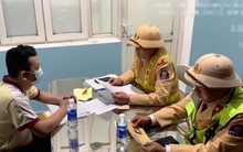 Tài xế xe khách không có bằng lái chạy ngược chiều trên cao tốc