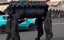 Vụ khiêng quan tài trước chợ Bến Thành: Thuê giá 500.000/người để "tạo sự kiện sốc" bán quần áo online