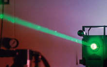 Từ dự án 'điên rồ' đến bước ngoặt Internet: Google bắn laser truyền dữ liệu, cáp quang và Starlink có còn cần thiết?