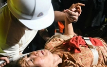 Người phụ nữ sống sót kỳ diệu sau hơn 30 giờ mắc kẹt do động đất ở Myanmar