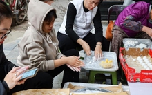 Xếp hàng mua bánh trôi, bánh chay ngày Tết Hàn thực