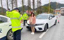 Người phụ nữ chi gần 500 triệu đồng mua xe mới, vừa lái ra đường đã bị chặn lại, CSGT tuyên bố: "Cô sẽ bị thu hồi giấy phép lái xe"