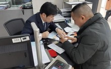 Nhận được chuyển khoản nhầm 878 triệu đồng, người đàn ông rút hết đi buôn bán, ngân hàng quyết đòi lại tiền nhưng tòa phán: Anh có thể giữ tiền