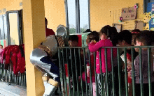 Đổi style đi đón con, ông bố tự dưng nổi nhất trường mầm non, con gái nhỏ phổng mũi cười như được mùa