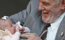 Chỉ là người bình thường nhưng người đàn ông này đã CỨU SỐNG 2,4 triệu trẻ sơ sinh, được Kỷ lục Guinness thế giới ghi danh