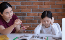 Nếu con cứ "cãi nhem nhẻm", cha mẹ không cần quát tháo, đánh mắng: Cứ nói 4 câu này là ổn!