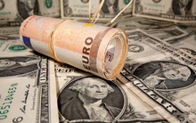 Tỷ giá ngày 6/3: USD ngân hàng lao dốc, mất mốc 25.700 VND/USD