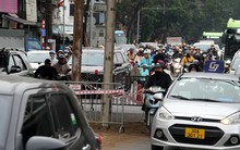 Thi công tu sửa dầm cầu Long Biên khiến giao thông ùn tắc