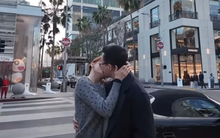 Vợ chồng Trấn Thành hôn nhau đắm đuối giữa đường phố Mỹ, 1 sao Việt nói ngay: "Thấy vậy chứ đâu có hạnh phúc!"