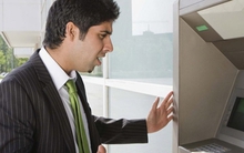 Nên làm gì nếu thẻ ngân hàng bị nuốt?