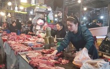 Giá thịt heo tăng cao, tiểu thương than ế