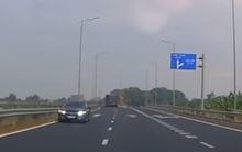 Clip 44 giây ghi lại cảnh kinh hãi ô tô lao ngược chiều trên đường dẫn cao tốc Phan Thiết - Dầu Giây
