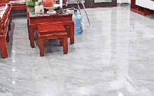 Bé gái ngã nhoài xuống sàn đau đớn, cảnh báo cha mẹ đừng chủ quan, phải chú ý điều này trong thời tiết nồm ẩm