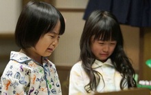 “Mẹ ơi, con làm mất tiền rồi”: Cách phản ứng của hai người mẹ và sự khác biệt của đứa trẻ sau 20 năm