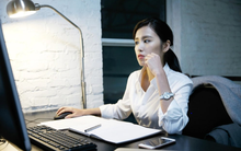 Nhận được tin nhắn yêu cầu chuyển khoản hơn 9,3 tỷ đồng của vợ sếp, nữ kế toán lập tức báo cảnh sát, vài ngày sau được công ty khen thưởng