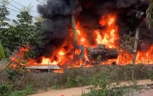 Xe bồn chở xăng cháy dữ dội trên cao tốc, người dân chỉ kịp cứu một người, tài xế tử vong trong xe