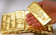 Giá vàng liên tiếp phá đỉnh, dân ‘chê’ tiền điện tử, chứng khoán, dồn tiền đi mua vàng, chưa cần biết để làm gì nhưng cứ phải ‘dắt lưng’ ít vàng trước