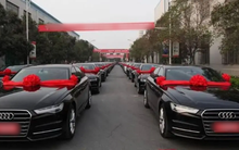 Công ty mua 50 chiếc xe Audi làm phần thưởng cho nhân viên, nhưng tất cả đồng loạt nổi giận sau khi nhận chìa khóa: Ai thích thì đi mà lái!