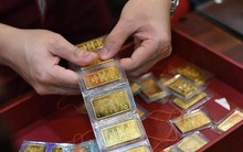 Giá vàng lập đỉnh rồi quay đầu, nhà đầu tư nên mua hay bán?