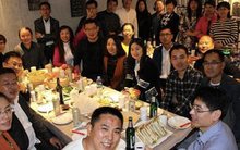 Đi họp lớp, tôi xin về sớm: Vừa đến nhà thì chứng kiến 1 cảnh tượng cả đời khó quên, thề không bao giờ đi họp lớp nữa