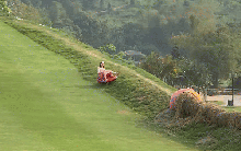 Clip cô gái gặp sự cố khi chơi trò chơi cực hot tại các khu du lịch xôn xao MXH: Khoảnh khắc "bám mép vực" gây thót tim