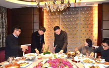 Sếp cũ nghỉ hưu mời mọi người đi ăn nhưng lại về trước, tôi là người thanh toán hoá đơn 35 triệu đồng: Không ngờ 1 tháng sau được thăng chức giám đốc