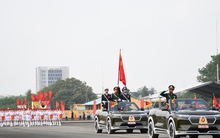 Clip, hình ảnh máy bay kéo cờ Tổ quốc, chiến sĩ hợp luyện tại sân bay Biên Hòa