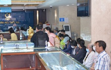 Xếp hàng để bán vàng khi giá vượt 106 triệu đồng/lượng