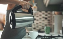 5 sai lầm khi dùng ấm siêu tốc đang âm thầm “bơm chất độc” vào cơ thể nhưng hiếm gia đình nào không mắc phải