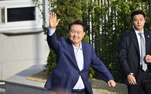 Ông Yoon Suk Yeol cùng phu nhân rời dinh thự tổng thống, chuyển đến nơi ở mới