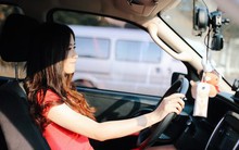 Lái xe sang 30 tỉ tới trường đón con gái, bị chỉ trích là khoe khoang, lời đáp trả của người mẹ khiến cư dân mạng “câm nín”