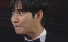 Kim Soo Hyun nhận tin “sét đánh ngang tai”