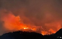 Cháy rừng ở Quảng Ninh, cả ngọn đồi đỏ rực như 'núi lửa'